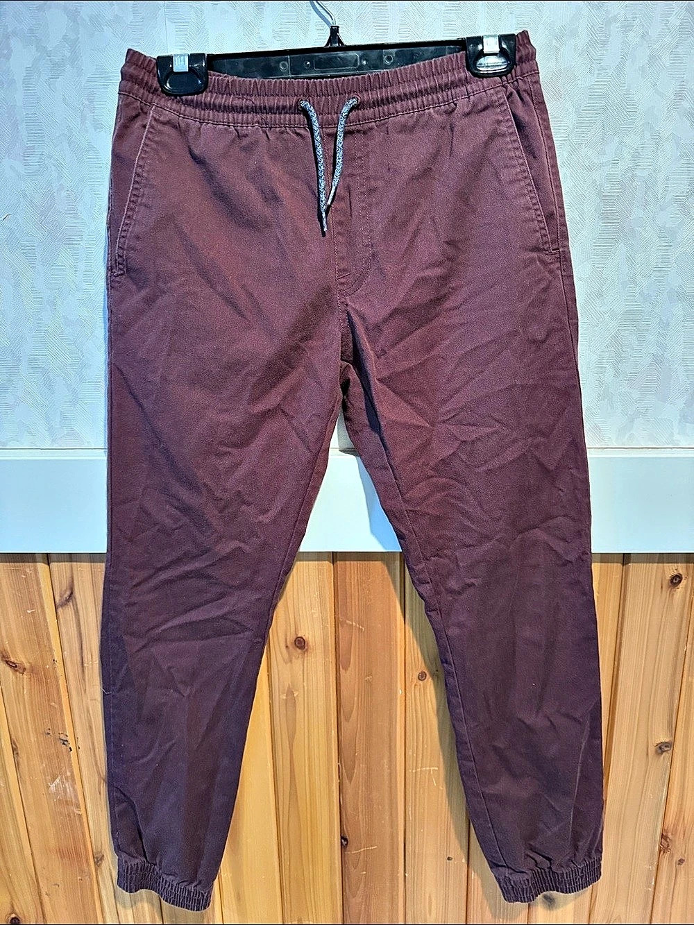 Volcom Frickin Modern Stretch Jogger Pants in burgundy sz XL 14Y
